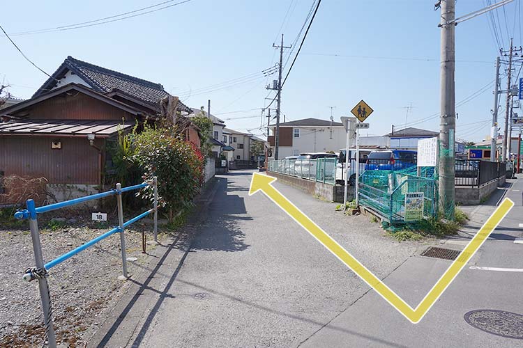 この小道を直進します