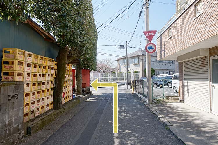 小道の先で左折します