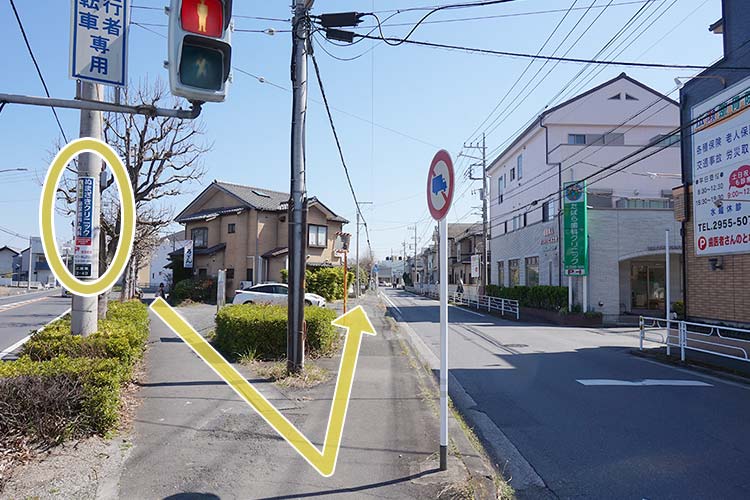 こちらの通りを直進します