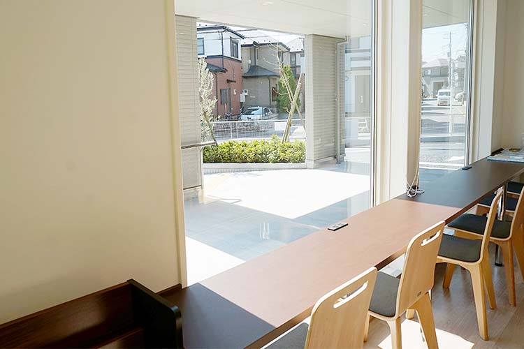 窓際の席ではコンセントをご利用いただけます